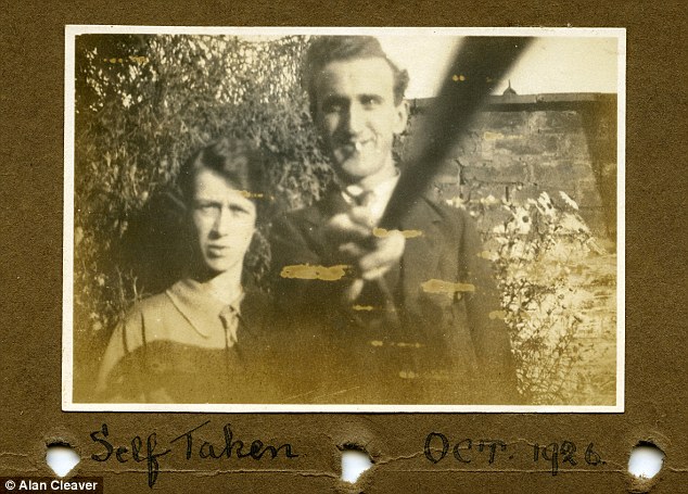 Selfie dengan Tongkat Narsis Pertama di Dunia, Dilakukan pada 1926